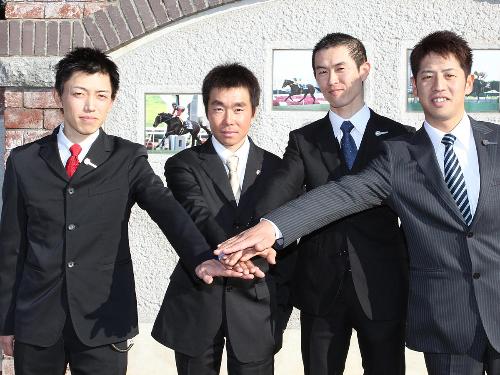 手を合わせて健闘を誓い合う（左から）大和田成、小野次郎、木村哲也、栗田徹の各調教師