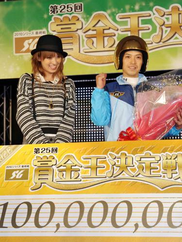 第２５回賞金王決定戦競走で優勝し、タレントの南明奈（左）と記念写真に納まる中島孝平