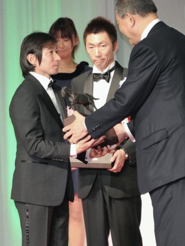 ＪＲＡ賞の授賞式で表彰を受ける内田博幸騎手（左）。中央は蛯名正義騎手