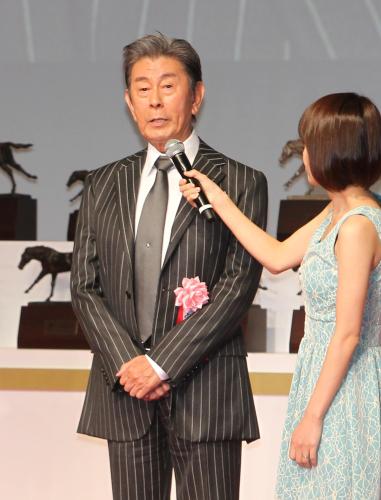 ＮＨＫドラマ「チャンス」　が馬事文化賞を受賞しインタビューを受ける俳優の宇津井健