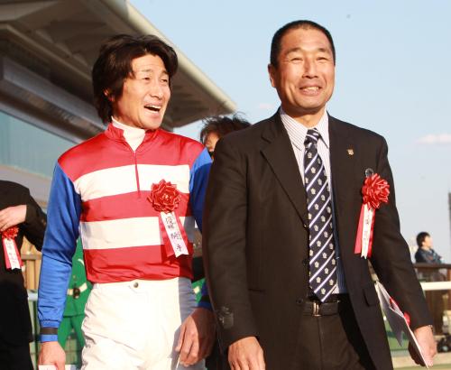 ＜共同通信杯＞表彰式を終え、笑顔で引き上げる柴田善騎手（左）と二ノ宮調教師