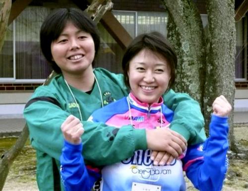 女子競輪選手を目指し、日本競輪学校の第２次入学試験を受けた岡村育子さん（左）と渡辺ゆかりさん