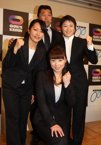 壇上でポーズをとる（左から）白井美早子、滝沢正光日本競輪学校校長、田中麻衣美、渡辺ゆかり