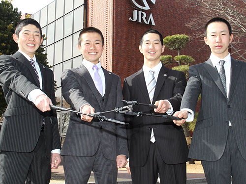 鞭を手に笑顔をみせる（左から）嶋田純次、杉原誠人、高嶋活士、横山和生騎手