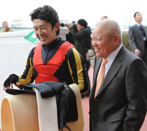 ＜チューリップ賞＞レーヴディソールで完勝した福永騎手（左）と松田博師は満面の笑み