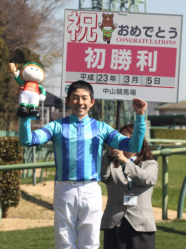 ＜５日中山１Ｒ＞ワイズアンドクールでレースを制し、デビュー戦で初勝利を決めた嶋田純次騎手は笑顔でガッツポーズ