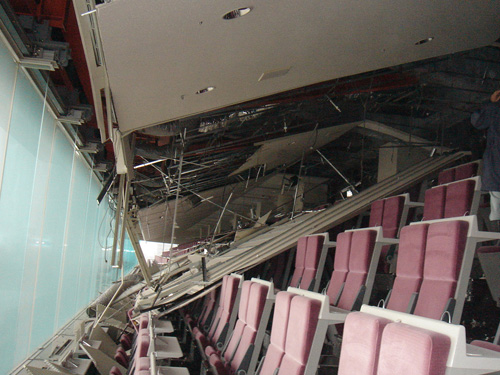 福島競馬場の指定席の天井が崩落