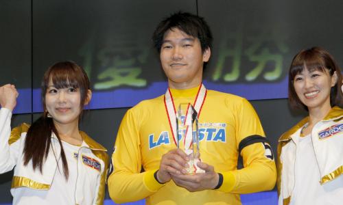 「がんばろう日本Ｇ３ｉｎ西武園」で優勝し、トロフィーを手に笑顔の長塚智広