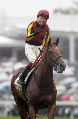 ＜日本ダービー＞皐月賞との２冠を達成したオルフェーヴルと池添騎手は大粒の雨が降りしきる空の下、歓喜のウイニングラン