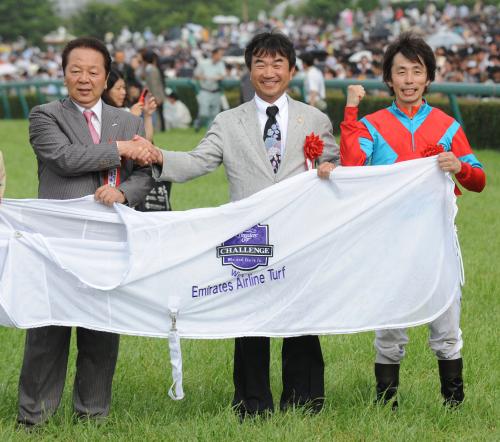 ＜宝塚記念＞記念撮影で笑顔の（左から）前田オーナー、佐々木晶師、佐藤騎手