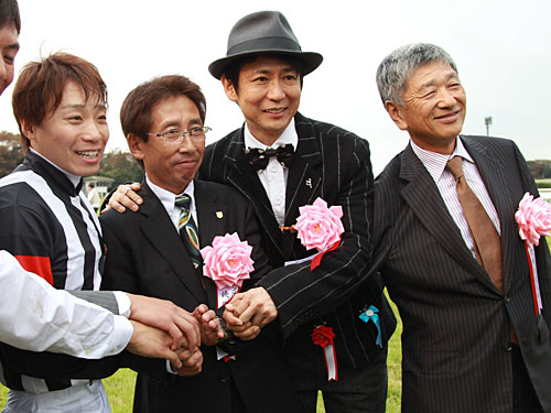 ＜スプリンターズＳ＞笑顔で握手を交わす（右から）吉田氏、鈴木オーナー、安田隆調教師、池添騎手