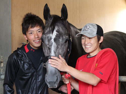 ＜スプリンターズＳ＞カレンチャンを挟んで笑顔の安田翔助手（左）と岩本助手