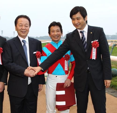 ＜ＡＲ共和国杯＞トレイルブレイザーでレースを制し握手する（左から）馬主の前田幸治氏、安藤勝己騎手、池江泰寿調教師