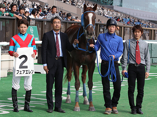 ＜東京６Ｒ＞レースを制したフェアエレンと騎乗した丸山元気騎手（左端）、管理する小笠倫弘調教師（左から２人目）