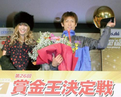 第26回賞金王決定戦競走で優勝し記念写真に納まる池田浩二。左はタレントの南明奈