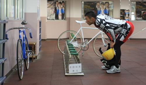 朝の練習を終えた武田は少し離れた所からじっと自転車を見る