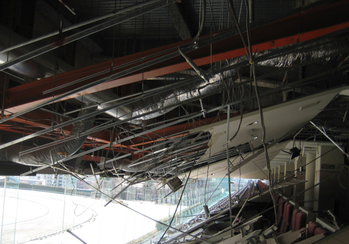 震災で天井が落ちた福島競馬場観覧席（ＪＲＡ広報部報道室提供）