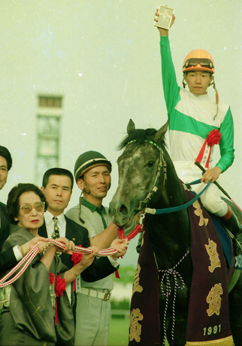 ９１年春の天皇賞を制したメジロマックイーン。左はメジロ牧場代表・北野ミヤさん