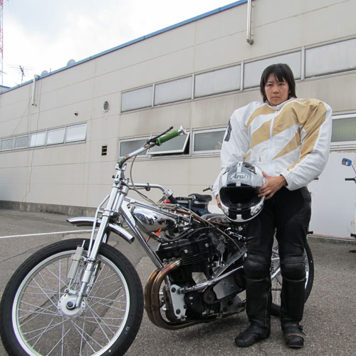 昨年７月、４４年ぶりとなる女性オートレーサーとしてデビューした坂井宏朱さん