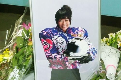 事故死から一夜明け、献花台に供えられた女子オートレーサー坂井宏朱さんの写真