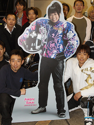 優勝戦を制した青山周平（前列右）は永井大介（前列左）らとともに、亡き坂井さんのパネルと記念撮影