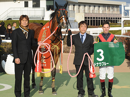 ＜京都牝馬Ｓ＞ドナウブルーの口取り式で笑顔を見せるＣ・デムーロ（右）