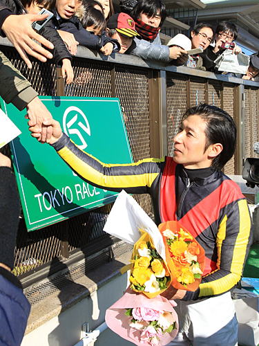＜東京８Ｒ＞フラアンジェリコで復帰後初勝利を飾った内田騎手は笑顔でファンと握手を交わす