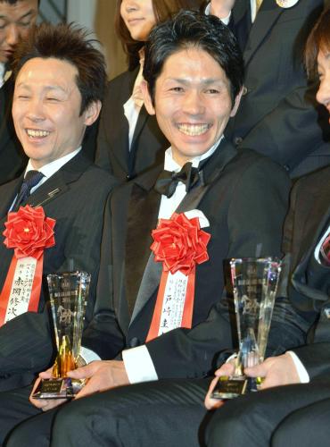 「ＮＡＲグランプリ２０１１」の表彰式で、笑顔を見せる戸崎圭太（右）