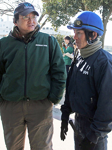 ＜東京新聞杯＞マイネルラクリマの追い切りを終え、上原博之調教師（左）と話す柴田大知騎手