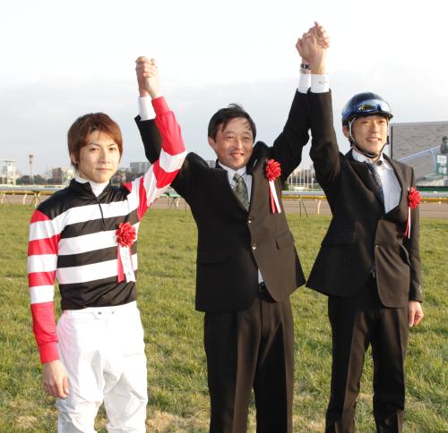 ＜東京新聞杯＞喜ぶ（左から）石橋脩、清水英師、枩谷厩務員