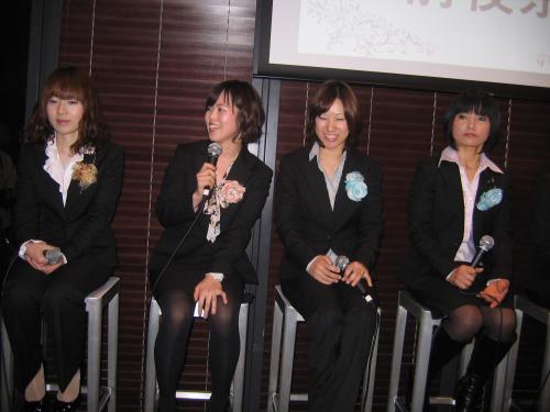 女子王座前夜祭でファンからの質問に答える（左から）永井聖美、平山智加、横西奏恵、日高逸子