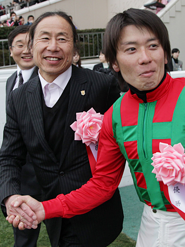 ＜弥生賞＞コスモオオゾラでレースを制し、柴田大（右）と握手する高橋博師