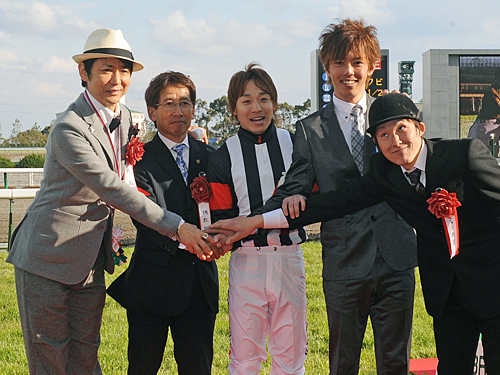 ＜高松宮記念＞表彰式で、笑顔で写真に納まる（左から）鈴木オーナー、安田師、池添、安田翔助手、岩本厩務員