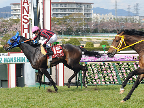 ＜阪神牝馬Ｓ＞逃げたクィーンズバーン（左）が重賞初勝利
