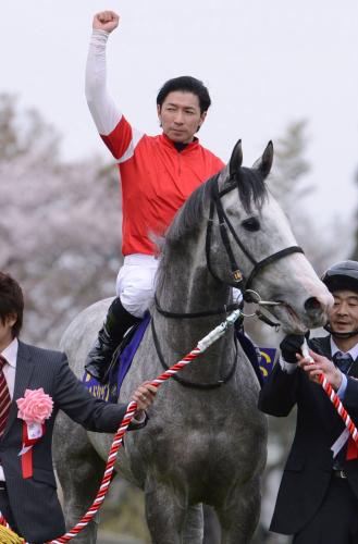 皐月賞を制したゴールドシップと声援に応える内田博幸騎手