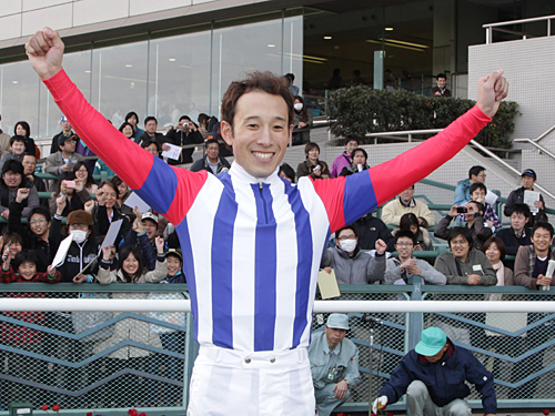 ＜福島牝馬Ｓ＞オールザットジャズでレースを制した藤岡佑介騎手は笑顔でガッツポーズ