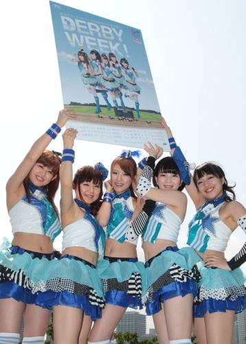 ダービーウィークＰＲのため来社したＹＧＡの（左から）櫻井里佳、日向紗代、谷侑加子、林沙奈恵、花乃由布莉