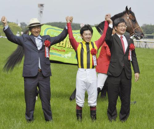 安田記念を制し、ファンの声援に応える福永祐一騎手（中央）。後ろは優勝したストロングリターン