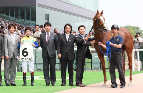 ＜東京５Ｒ新馬戦＞レースを制したドラゴンレジェンドと福永騎手（左から２人目）