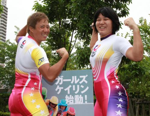 自慢の肉体美を見せつける加瀬加奈子選手（左）と中村由香里選手