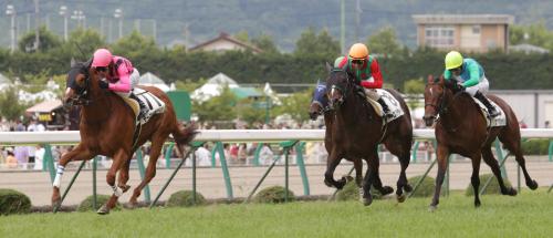 福島新馬戦を制したモーニングムーン（左）