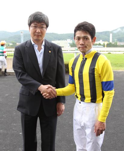 【ラジオＮＩＫＫＥＩ賞】ファイナルフォームでレースを制し、堀宣行調教師（左）と握手する戸崎圭太騎手