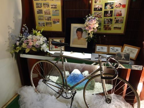 会場には現役時代に使用された自転車や家族写真などが飾られた
