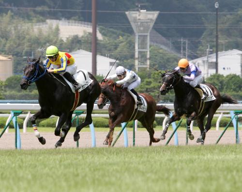 小倉５Ｒ新馬戦を快勝したラヴァーズポイント（左）