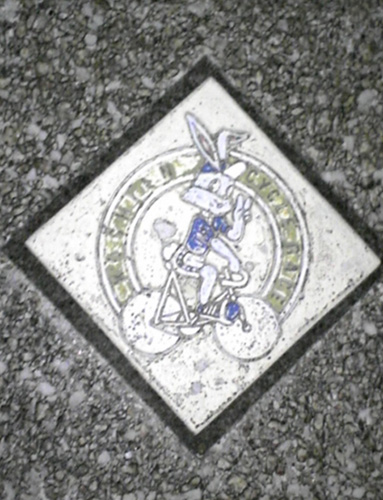 甲子園競輪場跡の歩道に埋まっている甲子園競輪のマスコットキャラクター「キックル君」