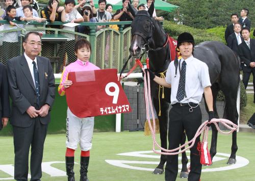 京都競馬第１１Ｒ・デイリー杯２歳Ｓ（Ｇ２）で優勝したテイエムイナズマ（９）と池添騎手