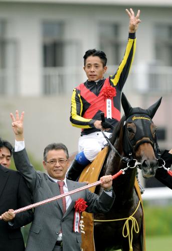 秋華賞を制して牝馬３冠を達成したジェンティルドンナと岩田康誠騎手。左下は石坂正調教師