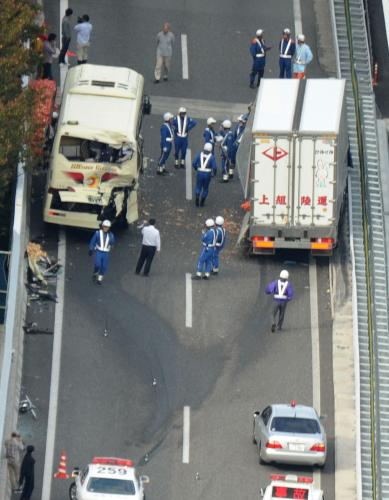 長野県伊那市の中央自動車道で大型トラック（右）に追突され、後部が大破した観光バス