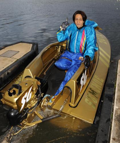 黄金のボートに乗り１番のポーズをとる山崎