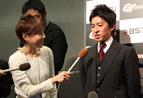 「Ｇ１　ＤＲＥＡＭ」プレス発表会でフジテレビの高橋真麻アナにマイクを向けられるＪＲＡの福永祐一騎手
